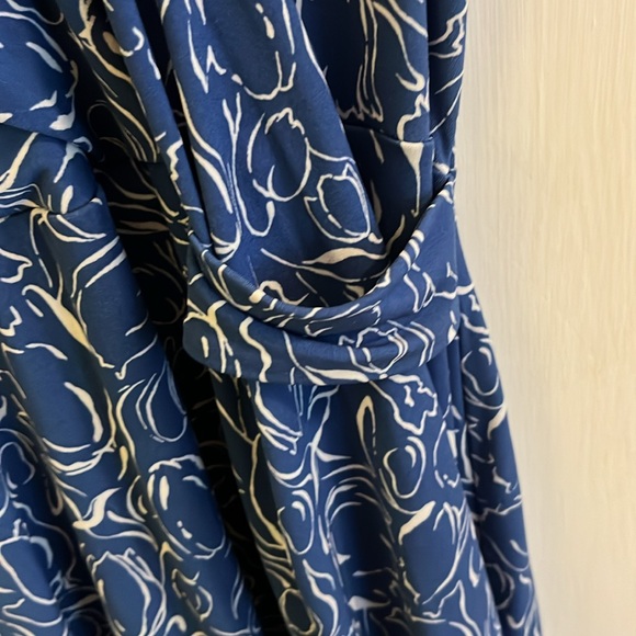 Kaileigh Blue and White Floral Faux-Wrap Dress (Women’s XL) - Picture 5 of 5
